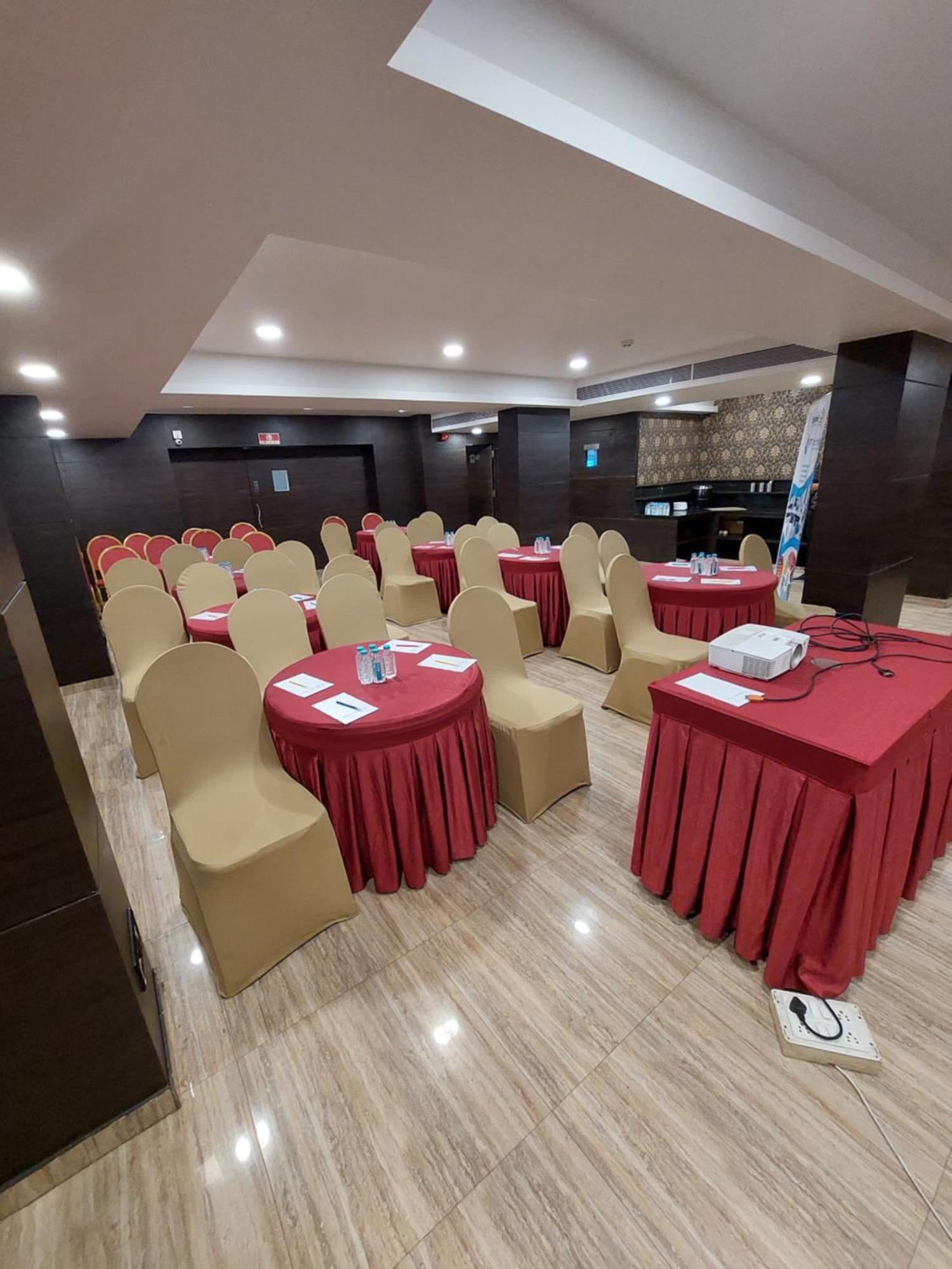 Central Beacon Hotel Surat Zewnętrze zdjęcie