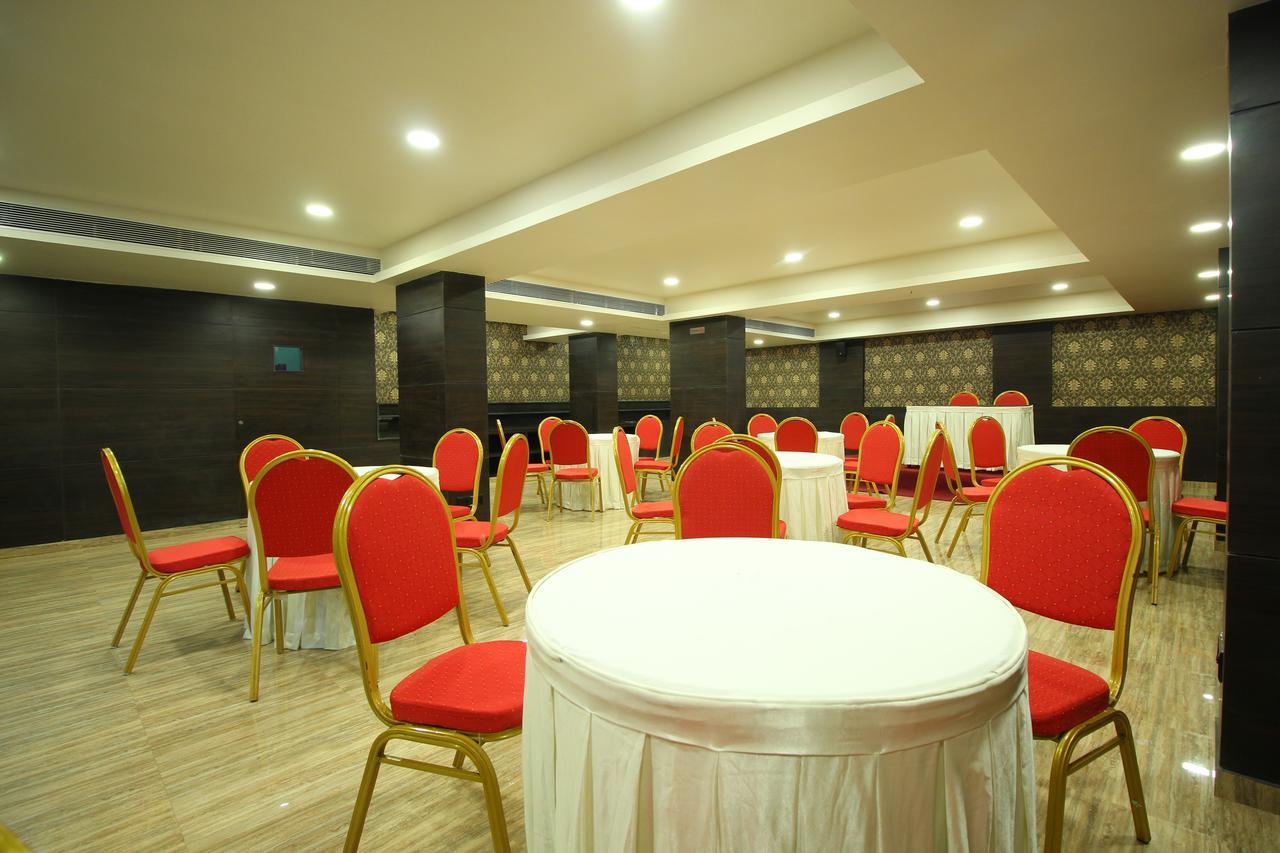 Central Beacon Hotel Surat Zewnętrze zdjęcie