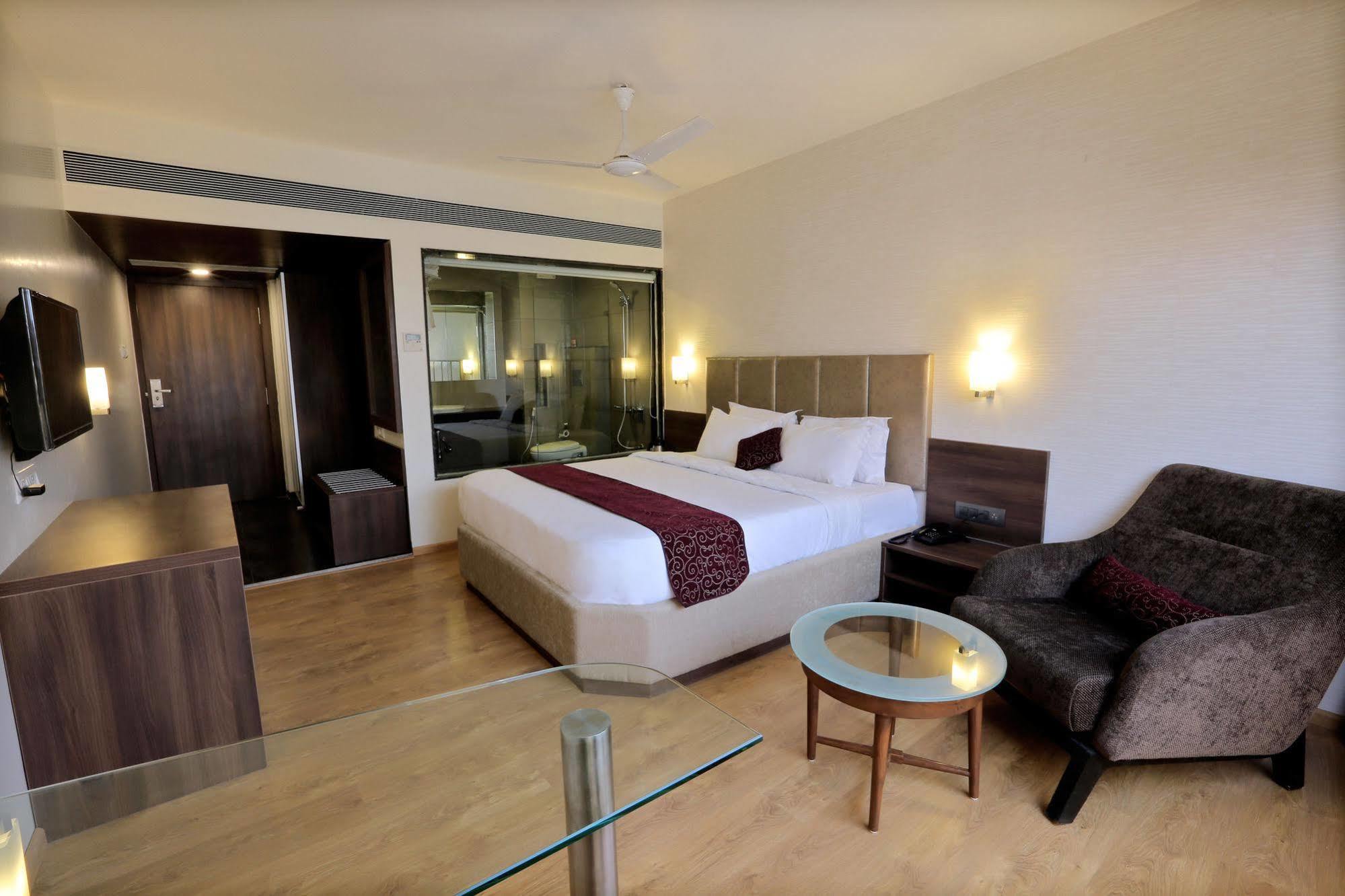 Central Beacon Hotel Surat Zewnętrze zdjęcie