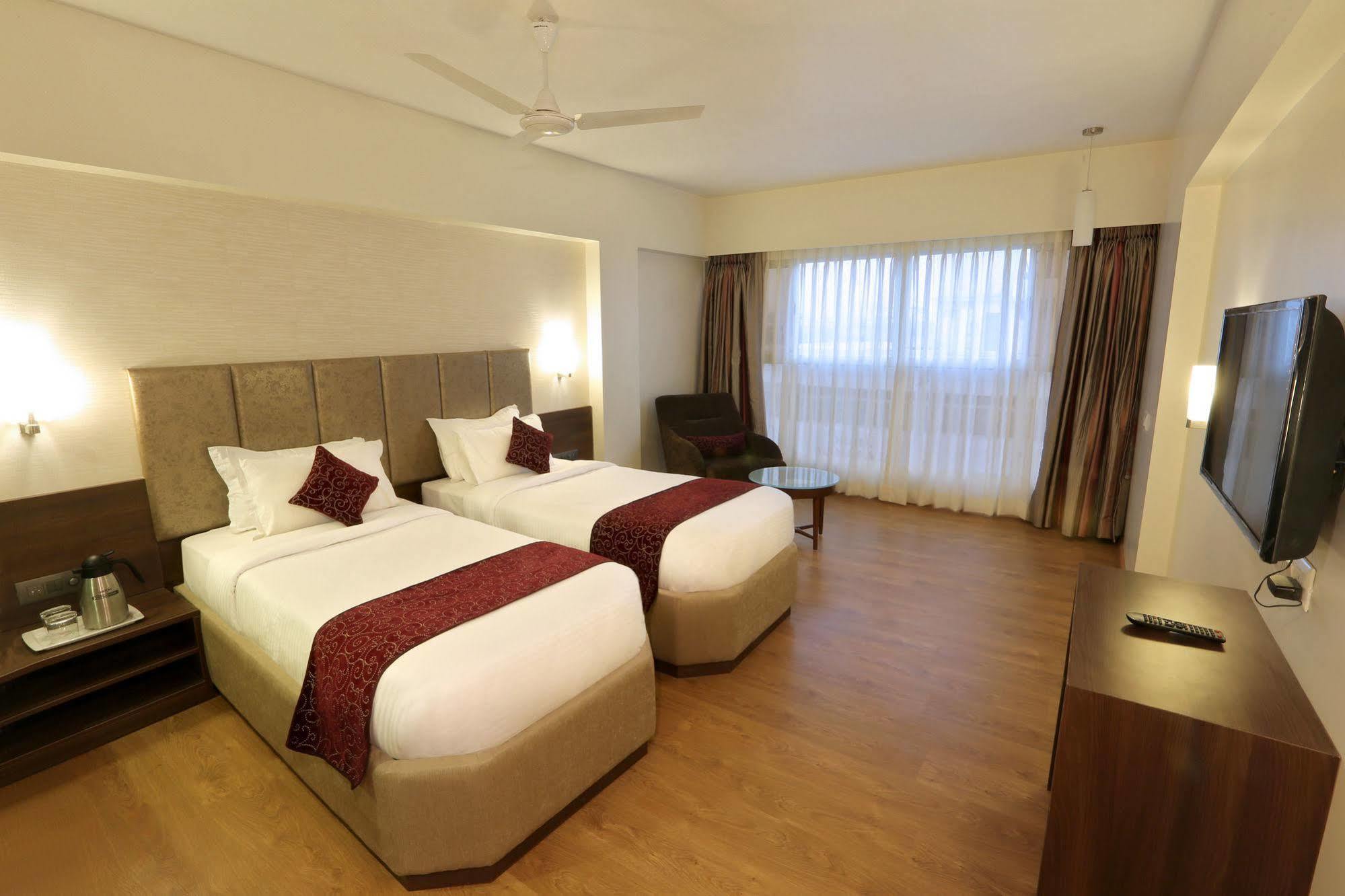 Central Beacon Hotel Surat Zewnętrze zdjęcie