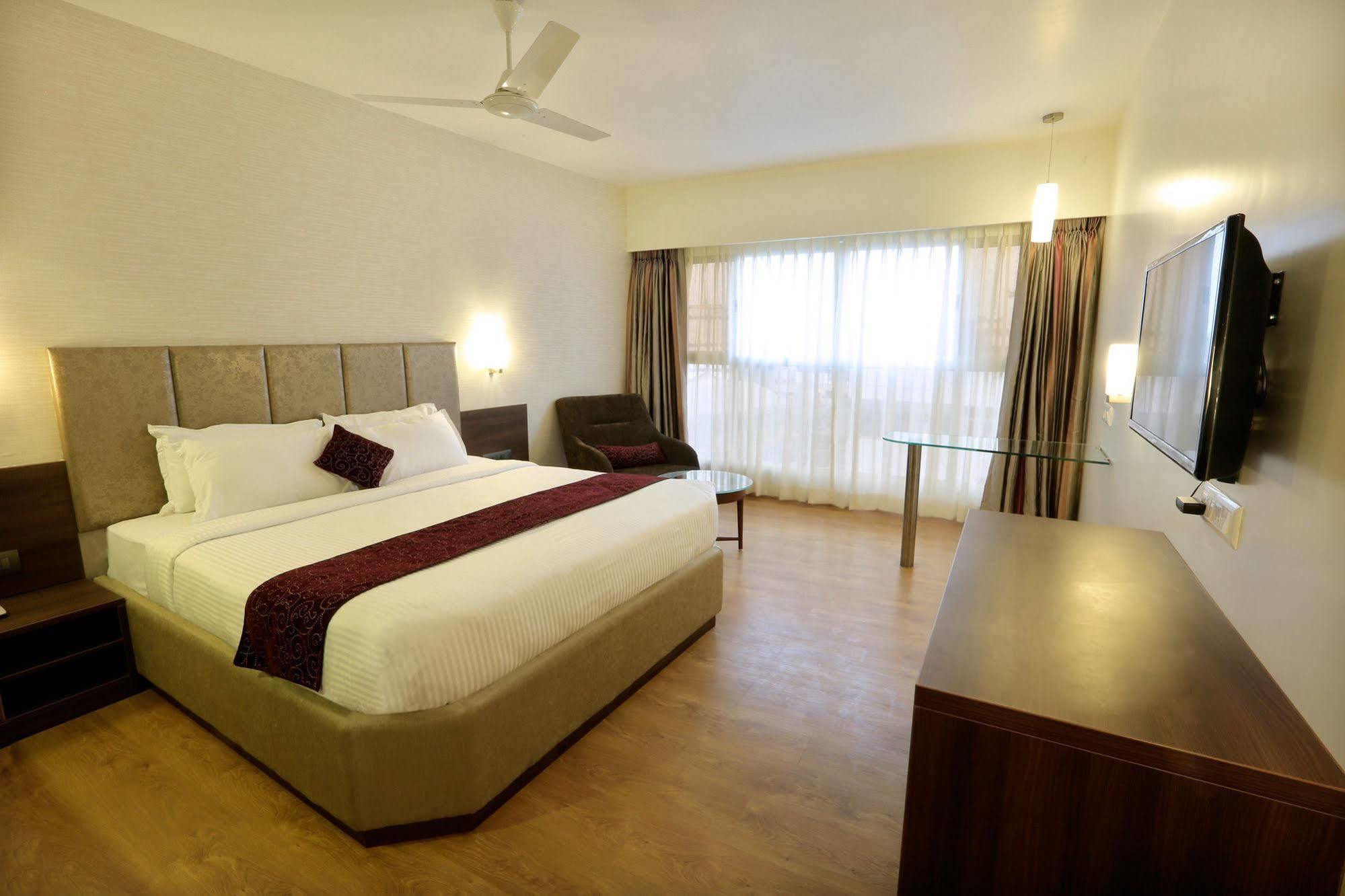 Central Beacon Hotel Surat Zewnętrze zdjęcie