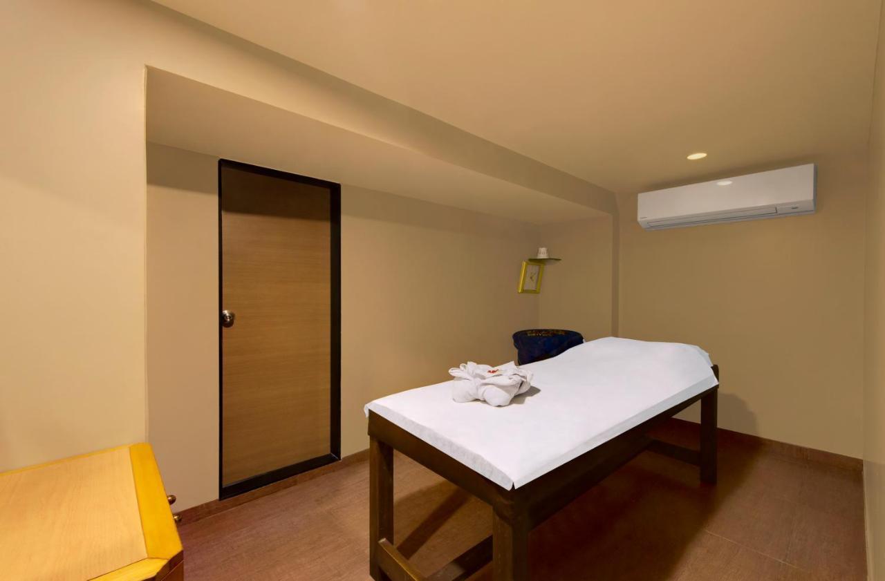 Central Beacon Hotel Surat Zewnętrze zdjęcie