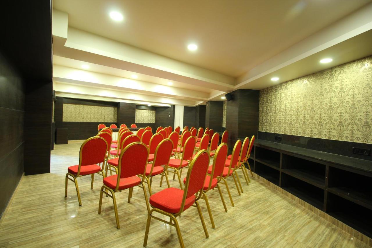 Central Beacon Hotel Surat Zewnętrze zdjęcie
