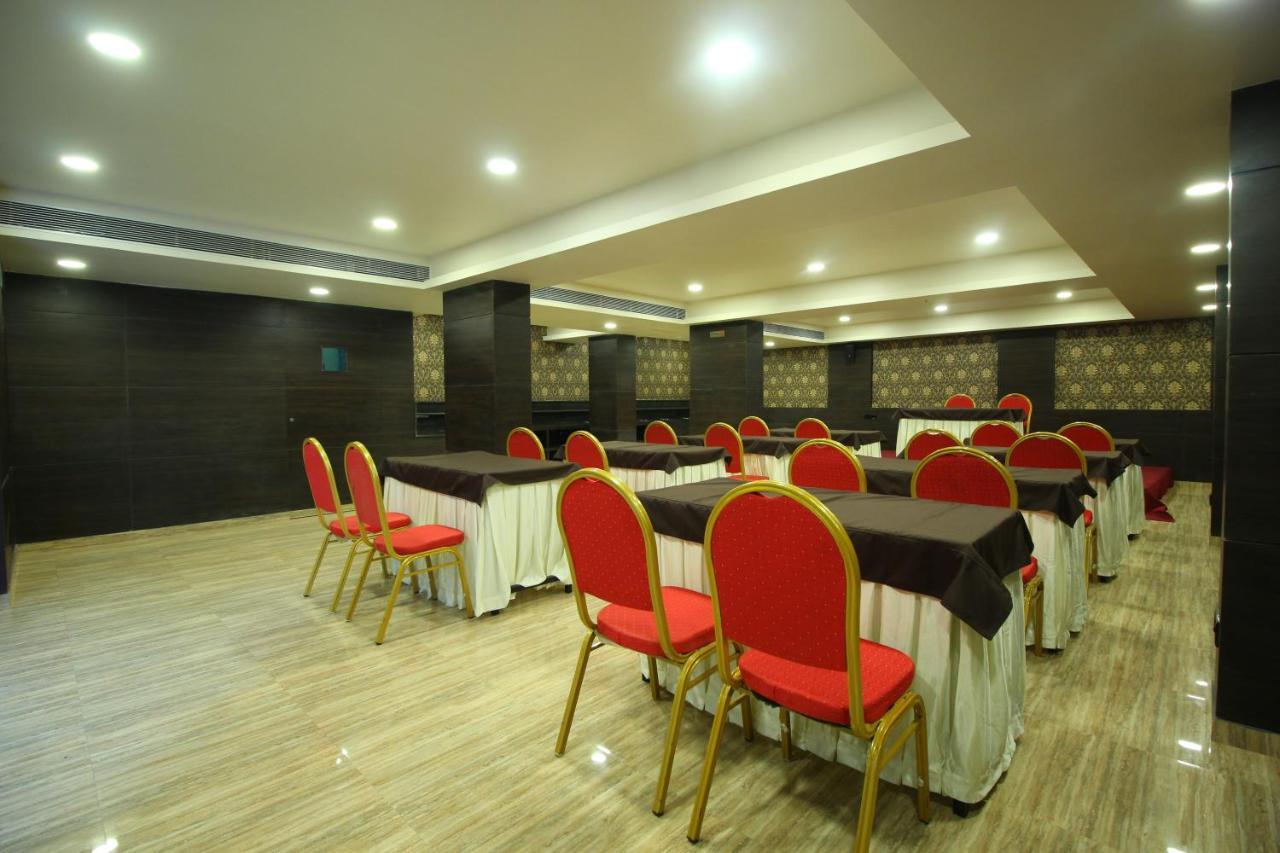 Central Beacon Hotel Surat Zewnętrze zdjęcie