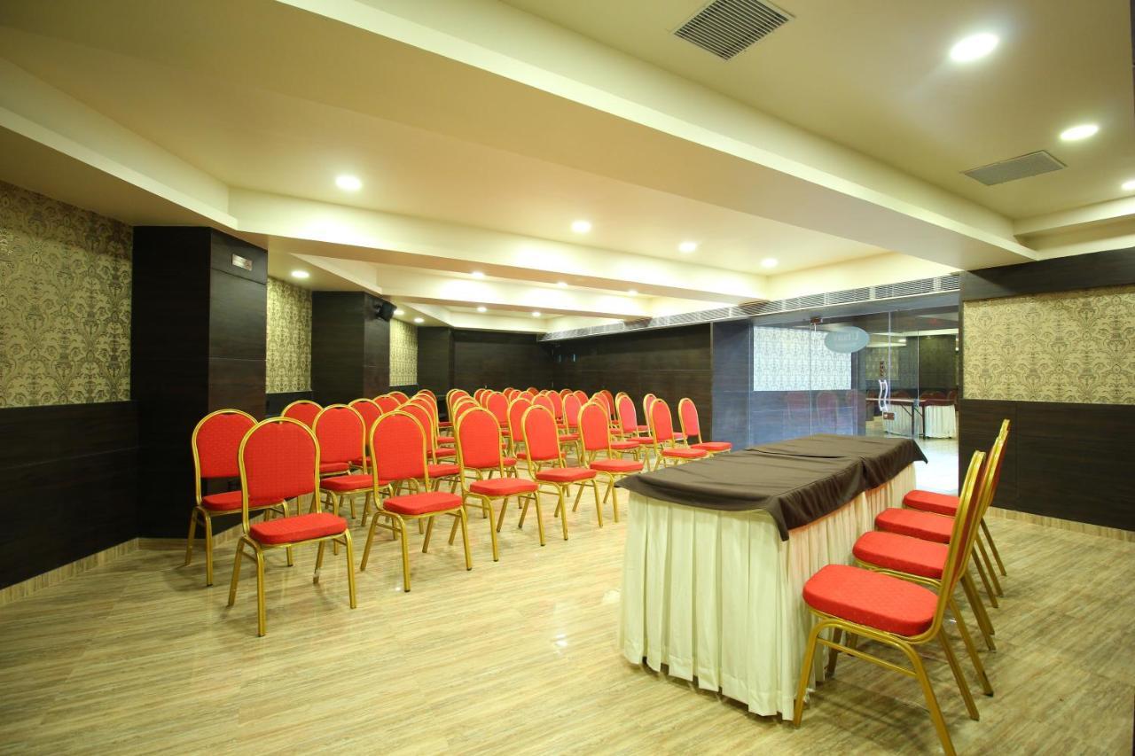 Central Beacon Hotel Surat Zewnętrze zdjęcie